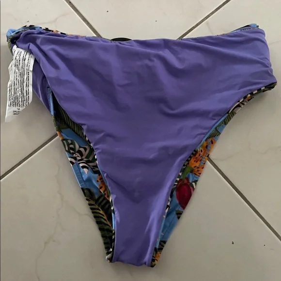 Farm Rio Bikini Set XL top & bottom 
Missing strap & pads in bra - Picture 14 of 16